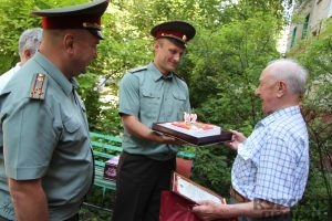 В Курске ветерана Великой Отечественной войны росгвардейцы поздравили с оркестром