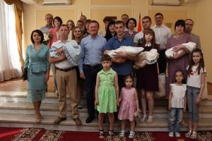 Свидетельства о рождении получили из рук главы Курской области