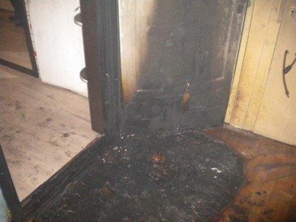Сгорела двери. Сгоревшая дверь. Сгоревшая входная дверь от пожара. Горящая дверь квартиры. Поджог двери квартиры.