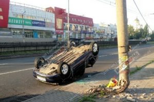 В Курске автомобиль врезался в столб и опрокинулся