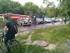 В Курске курящие школьники сожгли две машины
