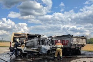 В Курской области столкнулись микроавтобус и грузовик
