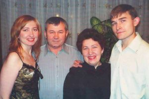 Нет в России семьи такой,  где б не памятен был свой герой