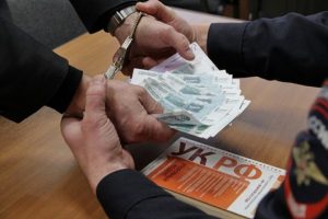 Курского самогонщика осудили за взятку