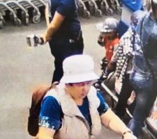 В Курской области ищут женщину в панамке, укравшую кошелек