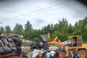 В Курской области перевернулась цистерна с патокой