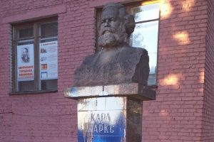 Карла Маркса облили краской