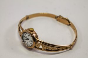 Курянин украл у пенсионерки золотые часы