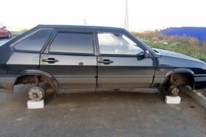 В Курске рецидивисты украли автомобильные колеса