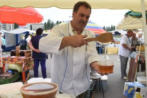 Накануне медового спаса в Курске начнется ярмарка меда