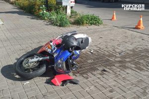 В Курске произошло ДТП с участием внедорожника, мотоцикла и пешеходов