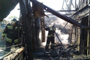 В Курской области горел деревянный дом и гараж