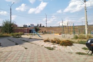Роман Старовойт осматривает детскую площадку на улице Энгельса