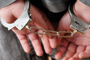 В Курске полицейского задержали за взятку