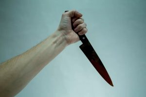 Курянин за пощечину получил удар ножом