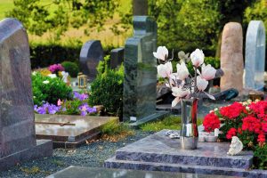 В Курской области двое мужчин воровали надгробия