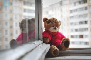 В Курске проверяют случай падения девочки из окна