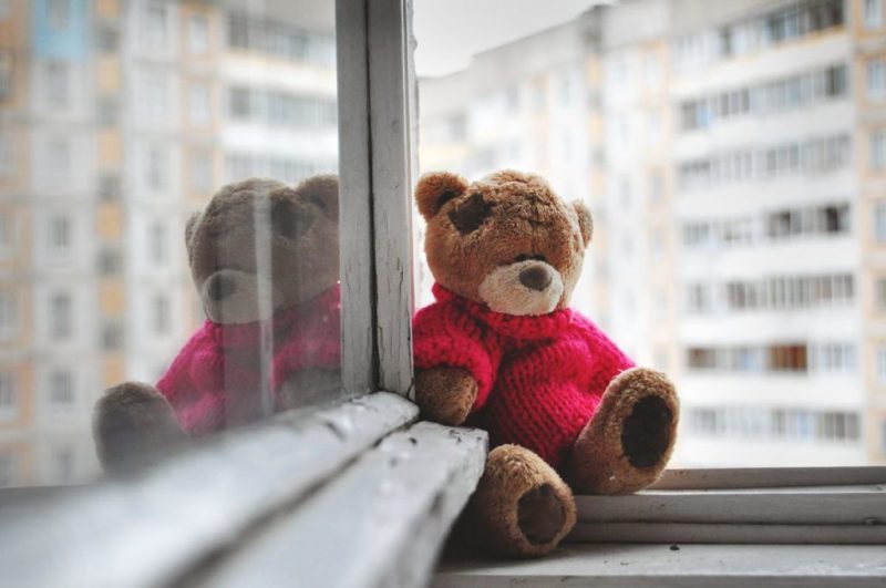 В Курске проверяют случай падения девочки из окна