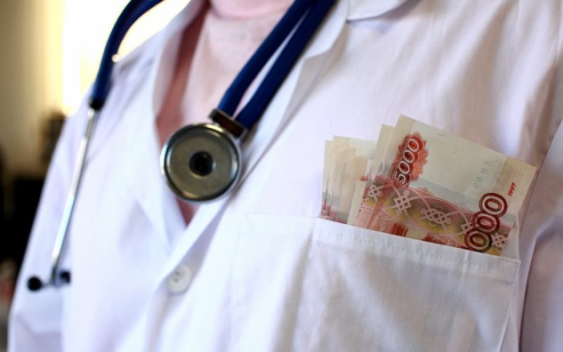 В Курске врача-невролога осудят за взятки