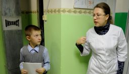 В Курской области врачи осмотрели около ста детей