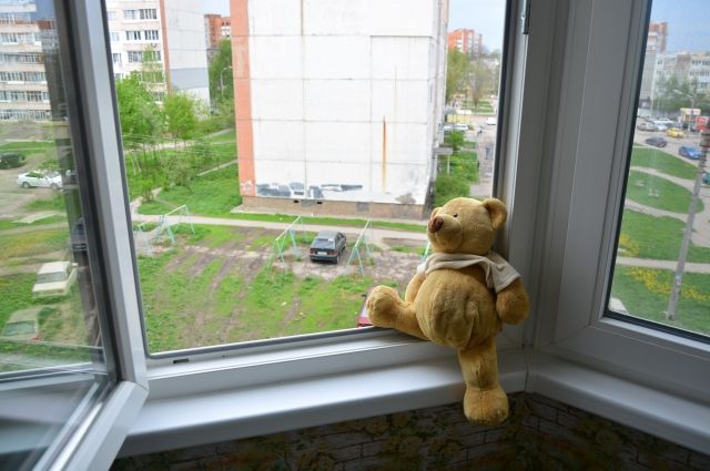 В Курске с из окна выпала 7-летняя девочка