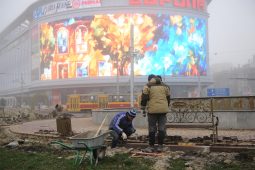 Курск: на Московской площади меняют плитку