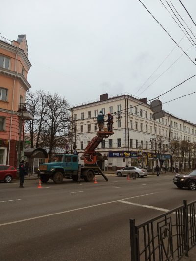 В Курске на улице Ленина монтируют новогодние гирлянды