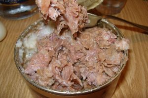 В Курской области уничтожили более сотни банок со свининой