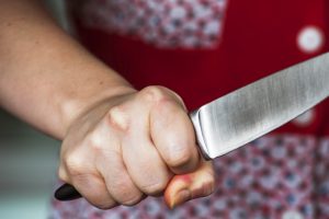 23-летняя курянка набросилась на сожителя с ножом