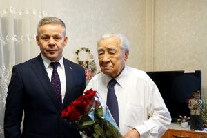 Глава города Курска поздравил Михаила Булатова с Днём Героев Отечества