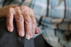 В Курске гражданка Белоруссии ограбила пенсионера