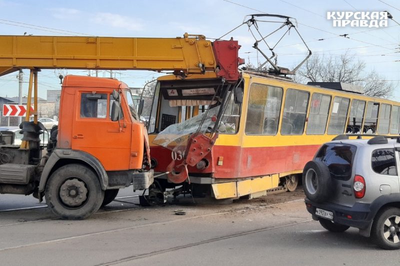 Курянка пострадала при столкновении трамвая и КАМАЗа