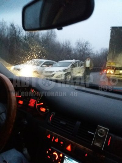 В Курской области столкнулись два автомобиля и грузовик