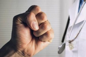 Пациент избил врача