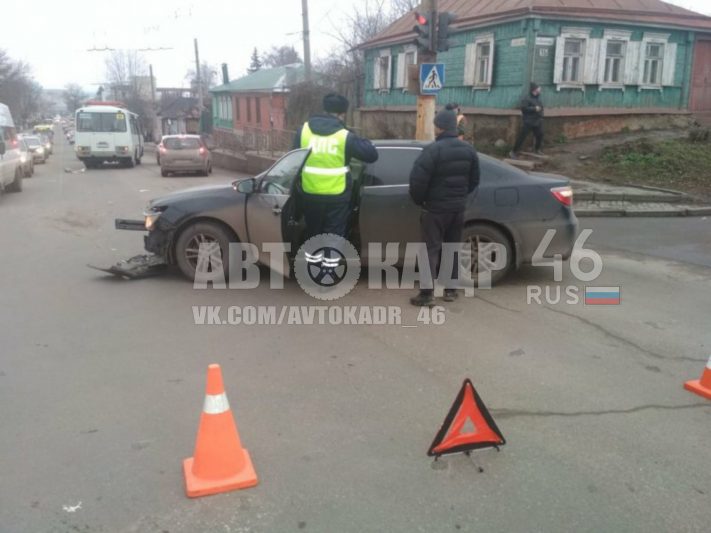 В Курске маршрутный ПАЗ врезался в иномарку