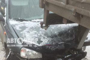 В Курской области столкнулись грузовик и две легковушки