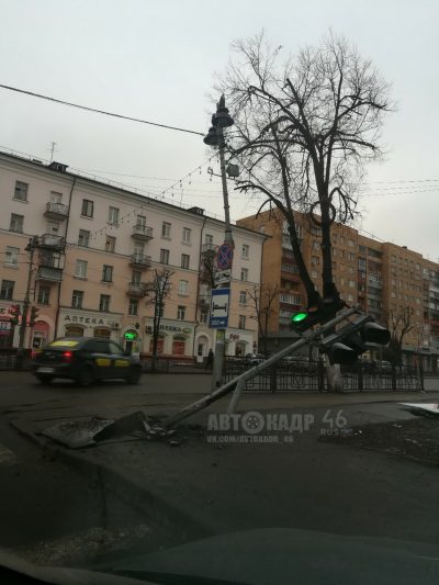 В центре Курска иномарка сбила светофор