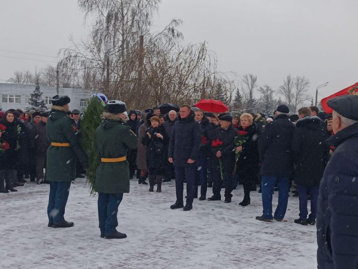 Роман Старовойт возложил цветы к могиле Неизвестного солдата Курской области