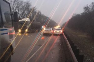 В Курской области столкнулись два автомобиля и грузовик