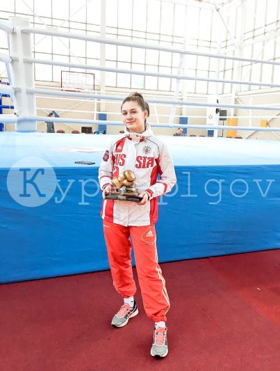 Курянка победила в первом профессиональном бое на турнире в Москве