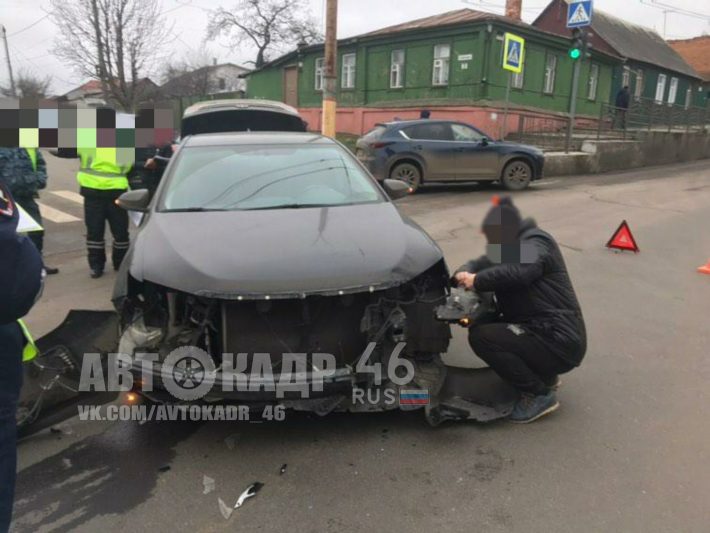 В Курске маршрутный ПАЗ врезался в иномарку
