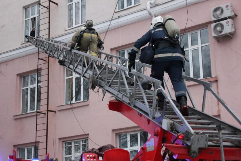 Пожарные учения прошли в центре Курска