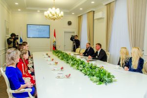 Губернатор Курской области встретился с обладателями подарков с Елки желаний
