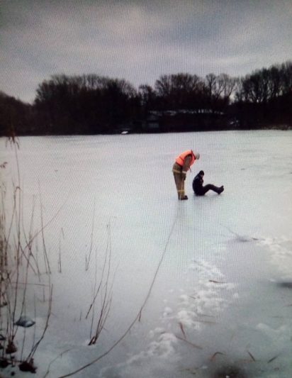 Курские огнеборцы спасли мужчину на льду
