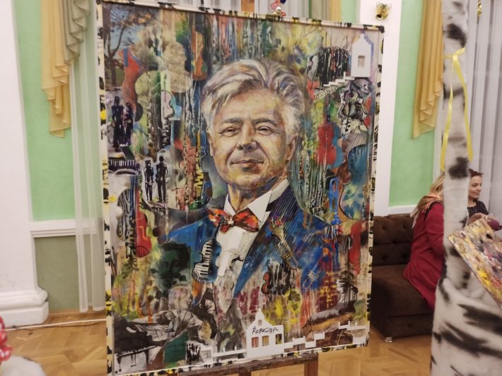 Курская художница написала портрет дирижера Губернаторского камерного оркестра