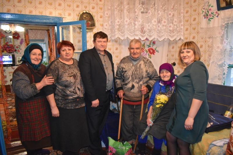 В Курской области супружескую пару поздравили с ромашковой свадьбой