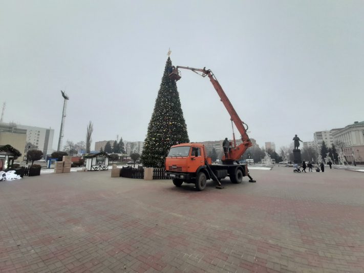 В Курске разобирают главную ель на Театральной площади