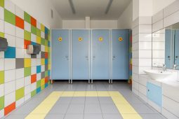 В 136 школах Курской области установили кабинки в туалетах