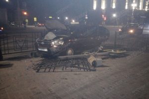 В Курске столкнулись две иномарки и сломали светофор