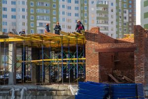 Строительство новой школы  на проспекте Клыкова подходит к завершению